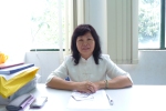 Cô Mai Trang tại bàn làm việc